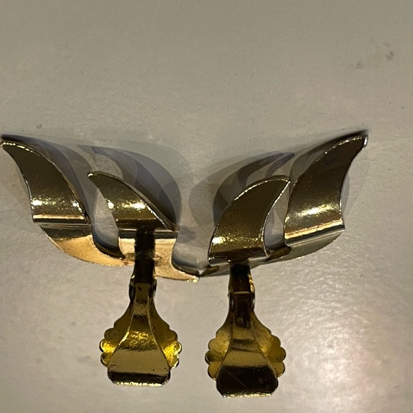 Art Deco styling, gold,silver,black, vintage clip on swirl earrings. - Picture 4 of 5